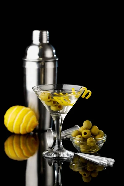 Martini Wermut Getränk isoliert auf schwarzem Hintergrund — Stockfoto