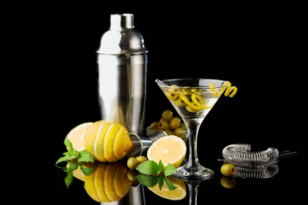 Martini vermouth drink izolowany na czarnym tle — Zdjęcie stockowe