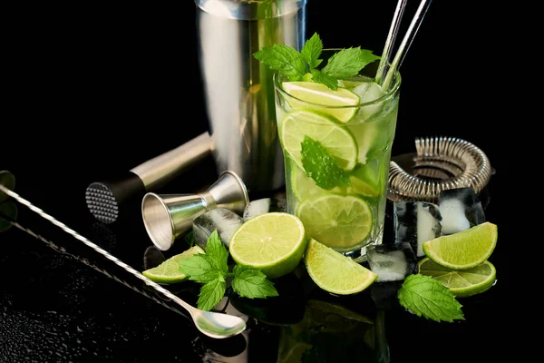 Vaso de cóctel fresco de Mojito - plano de estudio sobre fondo negro — Foto de Stock