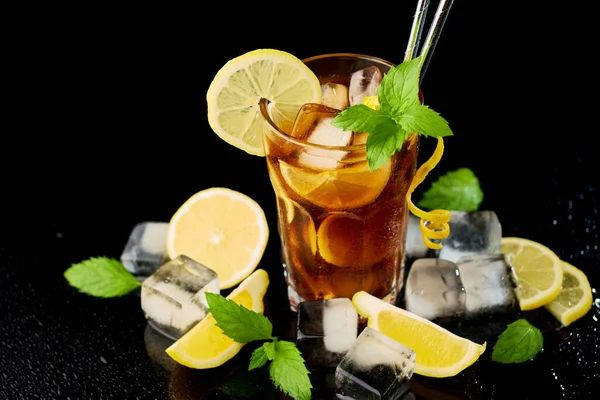 Vaso de cóctel de té helado Fresh Long Island - plano de estudio sobre fondo negro — Foto de Stock