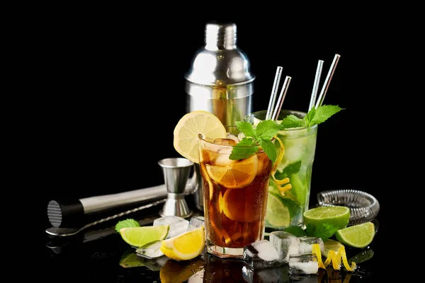 Copo de chá de gelo fresco de Long Island e coquetel Mojito - estúdio filmado em fundo preto — Fotografia de Stock