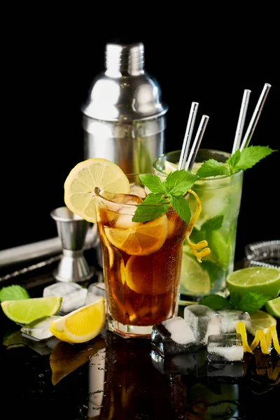 Szklanka Fresh Long Island Ice Tea i Mojito Cocktail - studio nakręcone na czarnym tle — Zdjęcie stockowe