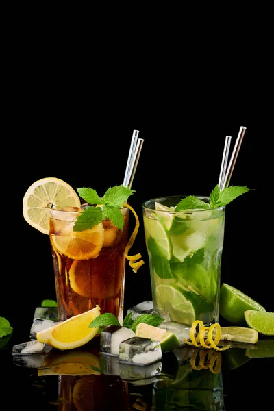 Glas verse Long Island Ice Tea en Mojito Cocktail - studio shot op zwarte achtergrond — Stockfoto