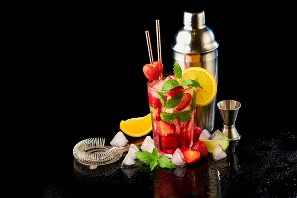 Strawberry mojito with lemon and mint isolated on black background with reflection — Stock Photo, Image