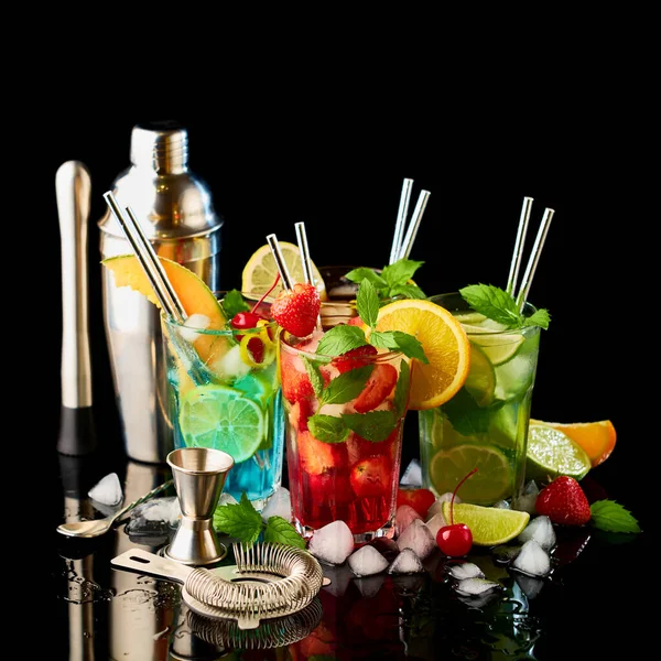 Long Island Ice Tea, Mojito i Blue Lagoon Cocktails - studio nakręcone na czarnym tle — Zdjęcie stockowe