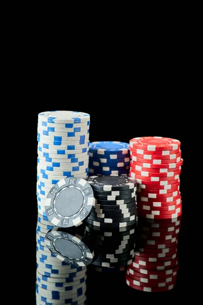 Pila di Casino gioco d'azzardo chip isolato su nero — Foto Stock