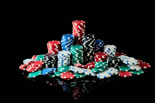 Pila di Casino gioco d'azzardo chip isolato su sfondo nero riflettente — Foto Stock