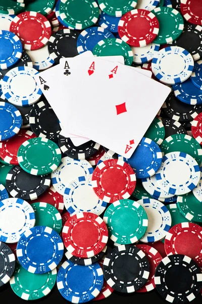 Bakgrund gjord av Casino pocker chips och spelkort — Stockfoto