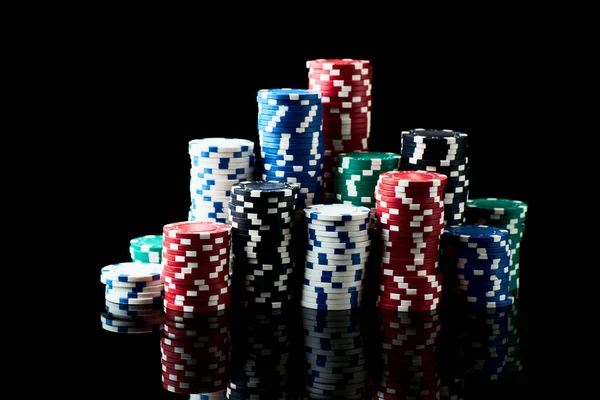 Pila di Casino gioco d'azzardo chip isolato su sfondo nero riflettente — Foto Stock