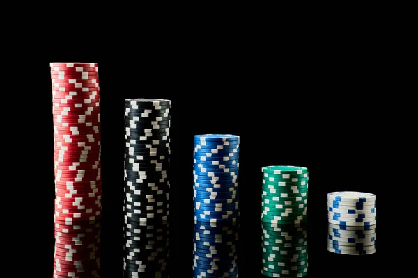 Pila di Casino gioco d'azzardo chip isolato su sfondo nero riflettente — Foto Stock