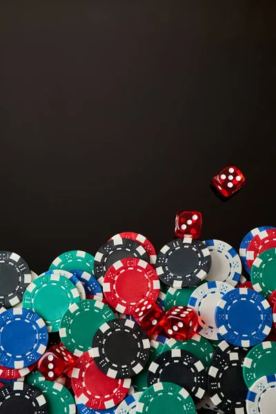 Telaio fatto di Casino chips e dadi su sfondo scuro riflettente con spazio di copia — Foto Stock
