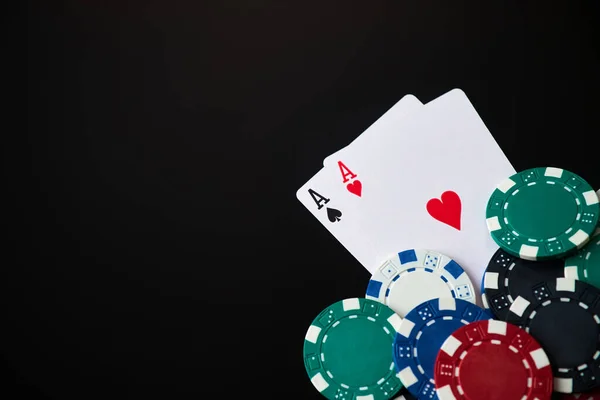 Kasino marker och spelkort på mörk reflekterande bakgrund — Stockfoto
