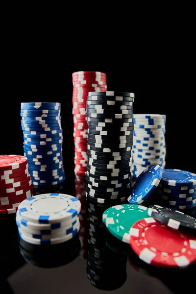 Stack of Casino spelmarker isolerade på svart reflekterande bakgrund — Stockfoto