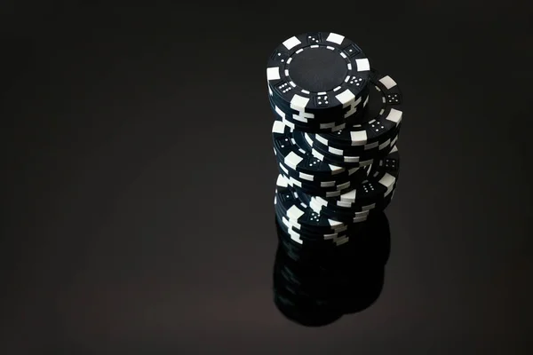 Pila di Casino gioco d'azzardo chip isolato su sfondo nero riflettente — Foto Stock
