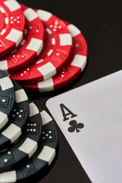 Chips Casino e carte da gioco su sfondo scuro riflettente — Foto Stock