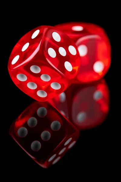 Rosso casino dadi isolati su sfondo nero riflettente — Foto Stock