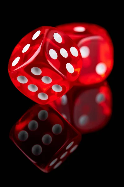 Dados de casino vermelho isolado sobre fundo reflexivo preto — Fotografia de Stock