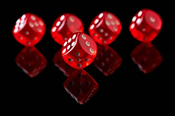 Rosso casino dadi isolati su sfondo nero riflettente — Foto Stock