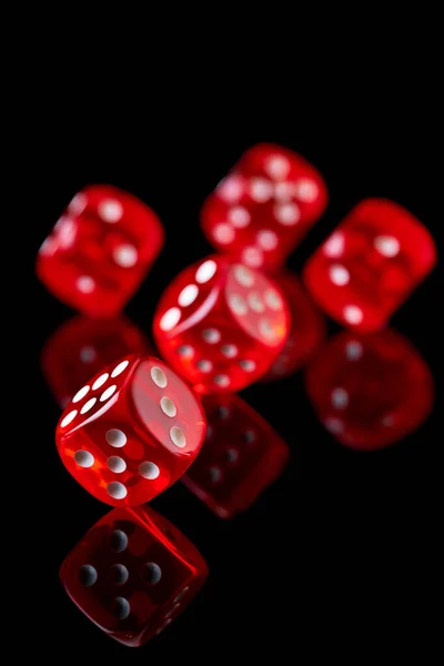 Κόκκινα ζάρια καζίνο απομονώνονται σε μαύρο ανακλαστικό φόντο — Φωτογραφία Αρχείου