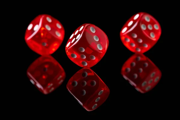 Rosso casino dadi isolati su sfondo nero riflettente — Foto Stock