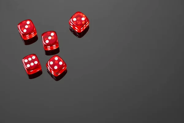 Dados de casino vermelho isolado sobre fundo reflexivo preto — Fotografia de Stock