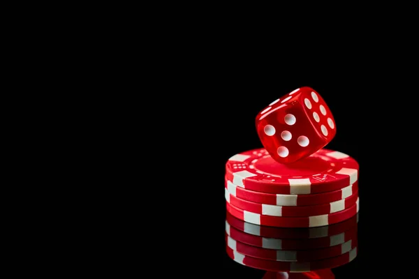 Dados de casino vermelho e fichas isoladas sobre fundo reflexivo preto — Fotografia de Stock