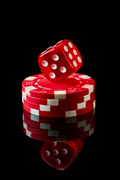 Dados de casino vermelho e fichas isoladas sobre fundo reflexivo preto — Fotografia de Stock