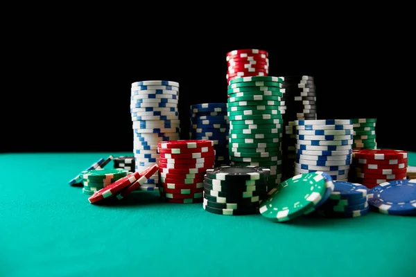 Stack av Kasino spelmarker på grönt bord — Stockfoto