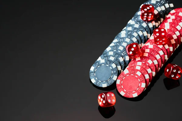 Red casino dadi e chip isolati su sfondo nero riflettente — Foto Stock