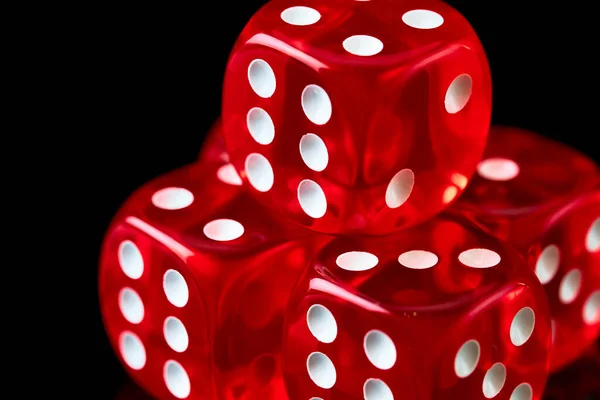 Dados de casino vermelho isolado sobre fundo reflexivo preto — Fotografia de Stock