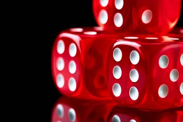 Rosso casino dadi isolati su sfondo nero riflettente — Foto Stock