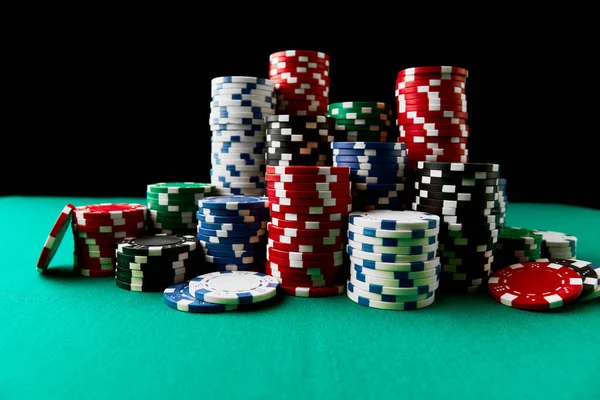 Stack av Kasino spelmarker på grönt bord — Stockfoto