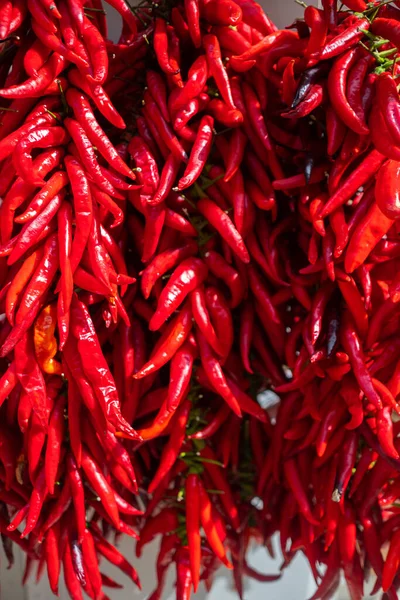 Paprika 's drogen buiten zoals traditioneel op de landelijke markt — Stockfoto