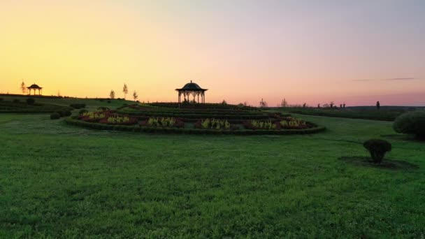 Сценічний пейзаж мальовничого літнього парку Добропарк на світанку, Мотижин, Україна. — стокове відео