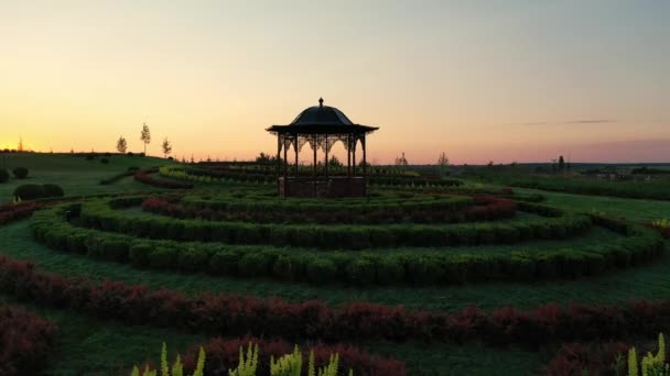 Scenic landschap van mooie zomer park Dobropark bij zonsopgang, Motyzhyn, Oekraïne — Stockvideo