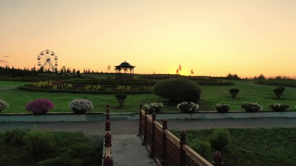 Paisaje escénico del hermoso parque de verano Dobropark al amanecer, Motyzhyn, Ucrania — Vídeos de Stock