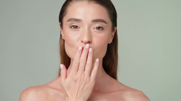 Hermosa mujer joven con piel limpia y fresca de pie sobre fondo gris claro — Vídeos de Stock