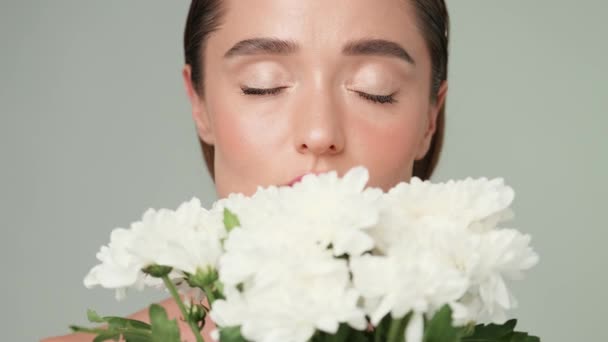 Bella giovane donna con pelle fresca pulita in piedi su sfondo grigio chiaro — Video Stock