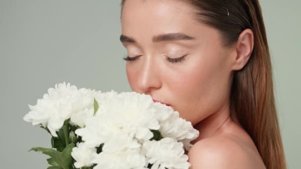 Hermosa mujer joven con piel limpia y fresca de pie sobre fondo gris claro — Vídeos de Stock