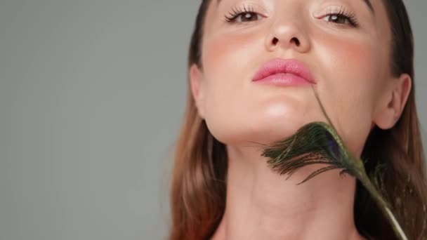 きれいな新鮮な肌を持つ美しい若い女性立ち上のライトグレーの背景 — ストック動画