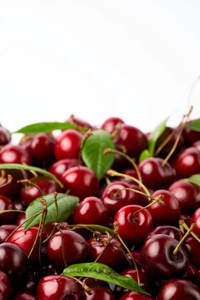 Bakgrund gjord av söta körsbär frukt isolerad på vit bakgrund — Stockfoto