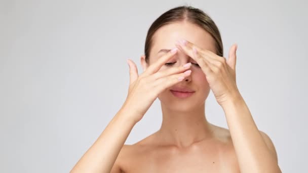 Belle jeune femme avec peau fraîche propre debout sur fond gris clair — Video