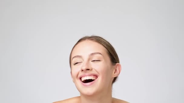 Hermosa mujer joven con piel limpia y fresca de pie sobre fondo gris claro — Vídeos de Stock