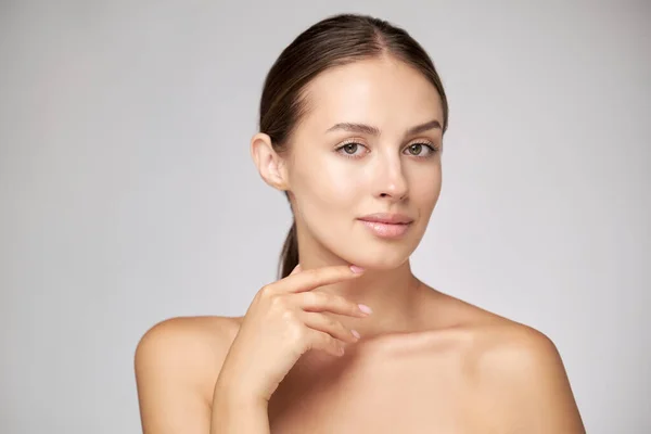 Hermosa mujer joven con piel limpia y fresca de pie sobre fondo gris claro — Foto de Stock