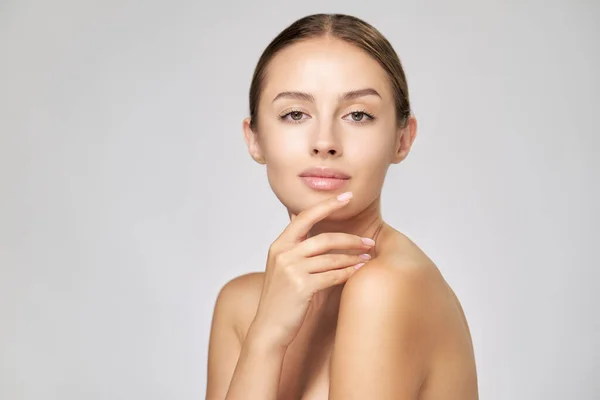 Hermosa mujer joven con piel limpia y fresca de pie sobre fondo gris claro — Foto de Stock