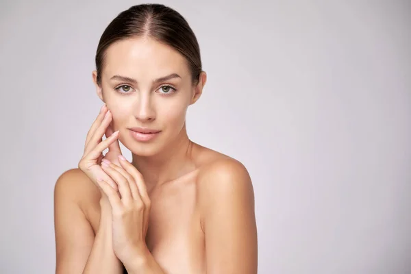 Bella giovane donna con pelle fresca pulita in piedi su sfondo grigio chiaro — Foto Stock