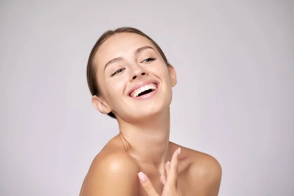 Hermosa mujer joven con piel limpia y fresca de pie sobre fondo gris claro — Foto de Stock