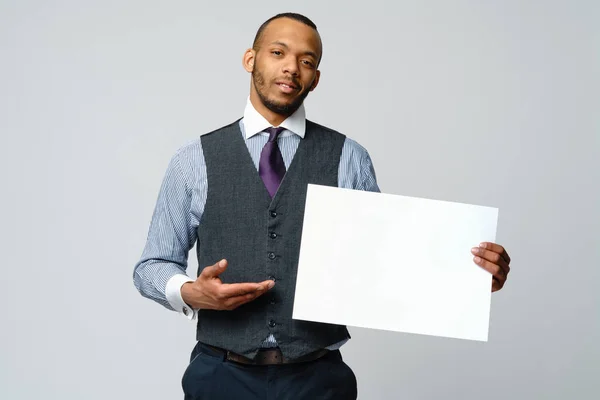 プロのアフリカ系アメリカ人ビジネスマン-空白の看板を提示 — ストック写真