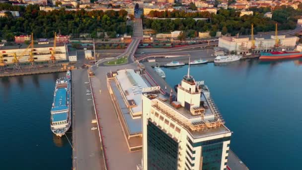 Flygfoto av Odessas hamn med långa bryggor — Stockvideo