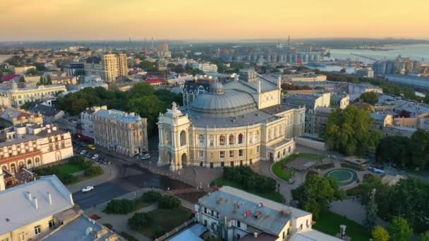 Ópera de Odessa e teatro de balé em Odessa ao pôr-do-sol da manhã, Ucrânia — Vídeo de Stock